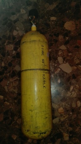 Pues eso, vendo botella de aire de 
6 litros a 300 bares, recogida hoy del centro de retimbrado y cargada.
Esta 00