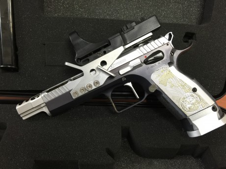 Vendo pistola Tanfoglio Gold Custom Extreme del 9 m.m. Parabellum. Muy pocos disparos (2.500 aprox.).
6 01