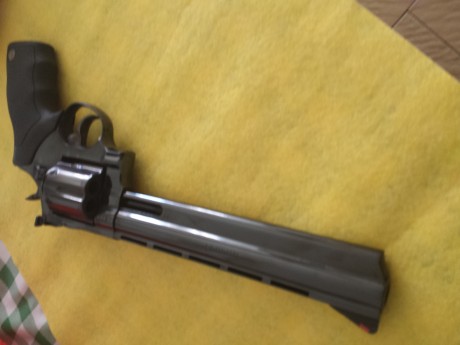 Revolver taurus 8"3/8  44 mag esta nuevo , con muy poco uso .  400€   regalo funda de cuero 40