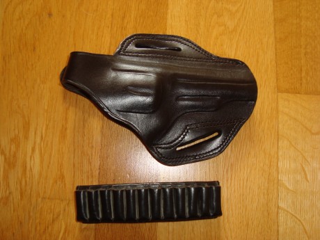 Muy buenas compañeros, 

Haciendo un poco de limpieza por casa he encontrado una funda para revolver en 02