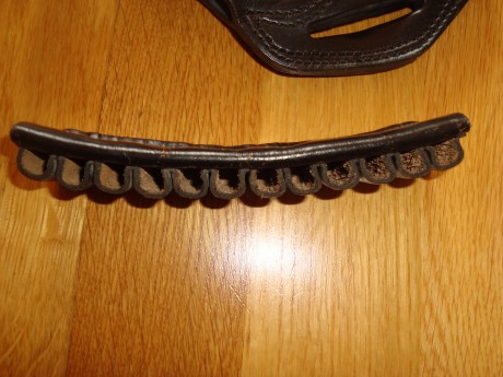 Muy buenas compañeros, 

Haciendo un poco de limpieza por casa he encontrado una funda para revolver en 01