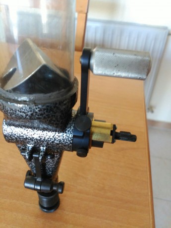Hola. 
Quiero vender un dosificador de pólvora   que no utilizo. Se trata del modelo 55 marca LYMAN. Apropiado 02