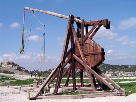 Hola:

Un anciano me mostró la superficie de un proyectil de catapulta que tiene casi enterrado para evitar 70