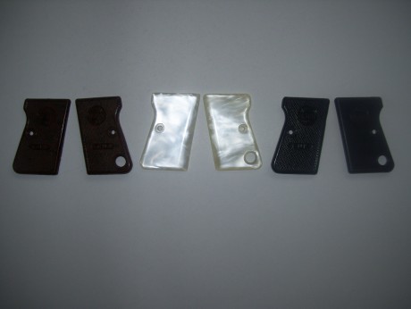 Hola
vendo 3 juegos de cachas para las pistolas Astra CUB
unas son en nacarina , otras en plastico negro 00