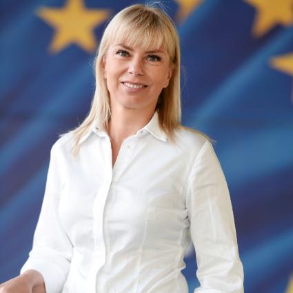 No sé si estais al tanto de esta noticia:

https://ukshootingnews.wordpress.com/2015/11/17/the-eu-will-publish-a-total-semi-auto-rifle-ban-proposal-tomorrow/

Pero 150