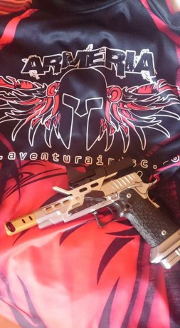 Se vende sti dvc open en 9mm,guiada en febrero solo 600 tiros,uña aftec disparador afinado 700grs viene 00