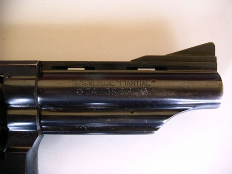 Vendo un revolver Llama Martial calibre 38 SPL de 4 pulgadas. Tiene alza micrométrica graduable y cachas 41
