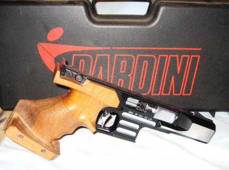 Vendo PARDINI SP calibre 22 LR, mecánica,
prácticamente nueva como se puede ver en
las fotos. 00