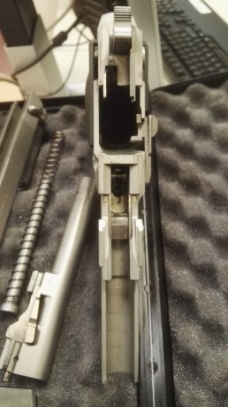 Un amigo me ha pedido que le ponga a la venta su Beretta 92FS inox, la cual viene con un cargador y se 11