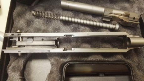 Un amigo me ha pedido que le ponga a la venta su Beretta 92FS inox, la cual viene con un cargador y se 10