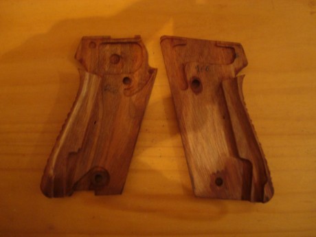  DSC07018.JPG  DSC07017.JPG 
Cachas en madera nuevas para Sig-Sauer P220 (retenida inferior), 60€ con 01