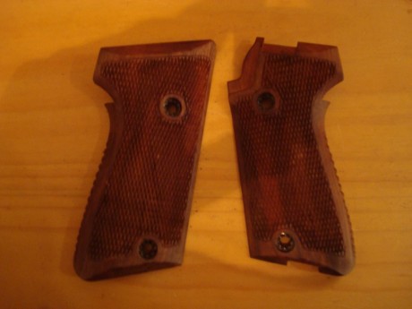  DSC07018.JPG  DSC07017.JPG 
Cachas en madera nuevas para Sig-Sauer P220 (retenida inferior), 60€ con 00