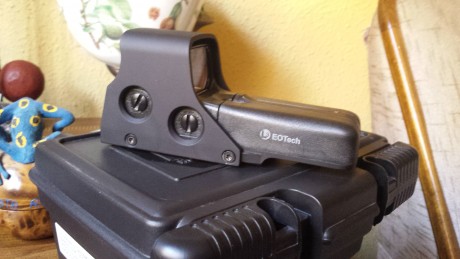 Visor holografico EOTECH modelo 512. A65, fabricado en EEUU, ideal para tiro en movimiento, con su maletin 02