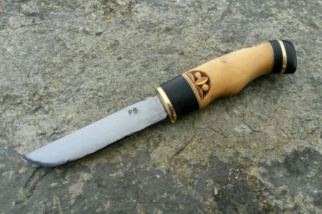 Vendo estas dos piezas:

Cuchillo estilo nordico de boj y ebano con acero blue paper y tallado por Javier 00