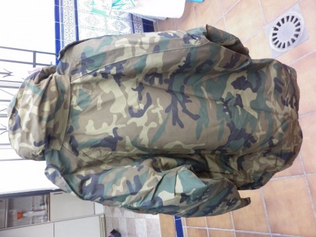  Vendo chaquetón original del ejercito español  con poquísimo uso. 
Bolsillo interior. Pantalón dentro 02