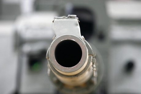 A simple vista parece un "MBT Revolution" fabricado por Rheinmetall, al que le han puesto un 50