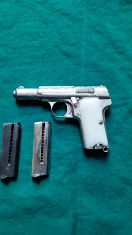 Se vende Astra 300 burilada del 9 corto,año 1932, con dos cargadores y dos juegos de cachas, una de ellas 02