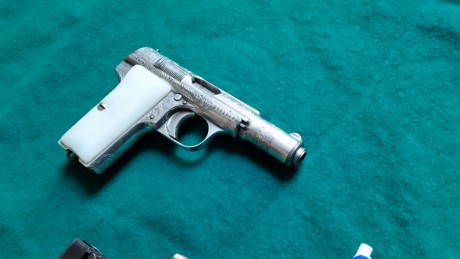 Se vende Astra 300 burilada del 9 corto,año 1932, con dos cargadores y dos juegos de cachas, una de ellas 22