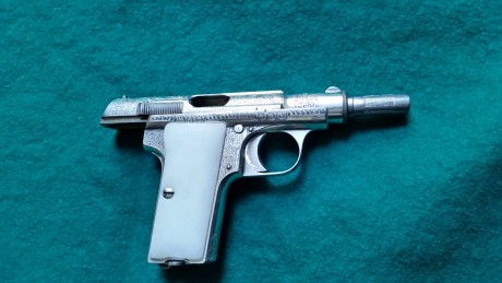 Se vende Astra 300 burilada del 9 corto,año 1932, con dos cargadores y dos juegos de cachas, una de ellas 32