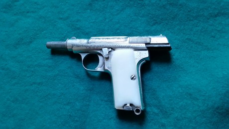 Se vende Astra 300 burilada del 9 corto,año 1932, con dos cargadores y dos juegos de cachas, una de ellas 31