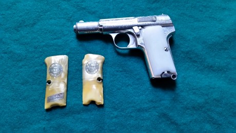 Se vende Astra 300 burilada del 9 corto,año 1932, con dos cargadores y dos juegos de cachas, una de ellas 30