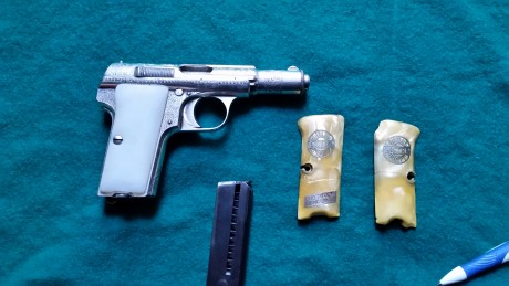 Se vende Astra 300 burilada del 9 corto,año 1932, con dos cargadores y dos juegos de cachas, una de ellas 42