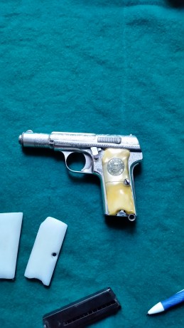 Se vende Astra 300 burilada del 9 corto,año 1932, con dos cargadores y dos juegos de cachas, una de ellas 41