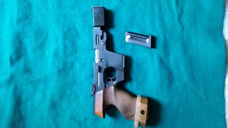 Se vende pistola Walther GSP, tiene dos cargadores. El precio es de 600 euros. 02