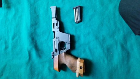Se vende pistola Walther GSP, tiene dos cargadores. El precio es de 600 euros. 11