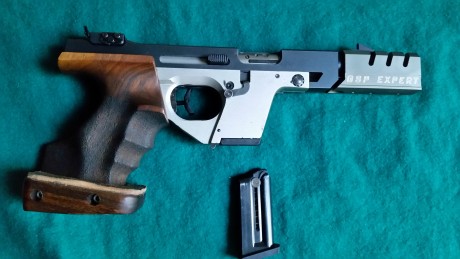 Se vende pistola Walther Gsp del calibre 22LR con dos cargadores.
El precio es de 900 euros. 10