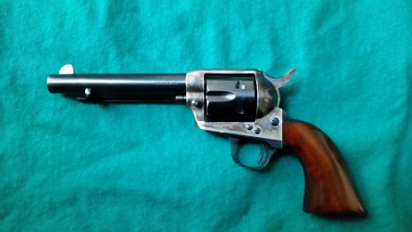 Se vende revólver uberti 45 long colt guiado con la licencia F.
El precio es de 250 euros. 01