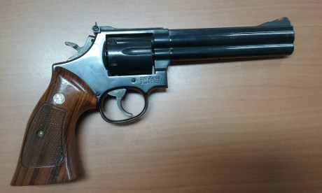 Un amigo quiere vender su revolver smith-wesson de 6" en 357, esta en perfecto estado de pavón  y 00