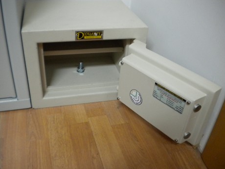 En perfecto estado, con capacidad para 4 armas cortas. Con certificado de homologacion y factura. 
Se 02