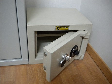 En perfecto estado, con capacidad para 4 armas cortas. Con certificado de homologacion y factura. 
Se 01