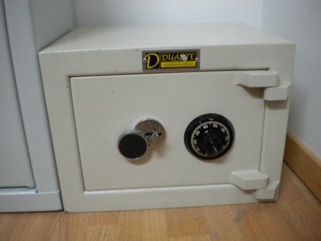 En perfecto estado, con capacidad para 4 armas cortas. Con certificado de homologacion y factura. 
Se 00