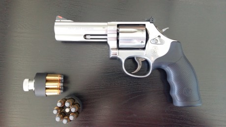 Buenos días, vendo revolver S&W modelo 686 plus 7 tiros, calibre 357. y cañón 4", guiado con 02