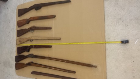 Vendo varias maderas de rifles , eran de mi suegro aficionado a las armas  y anter de montar una hogera 01