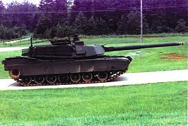 A simple vista parece un "MBT Revolution" fabricado por Rheinmetall, al que le han puesto un 90