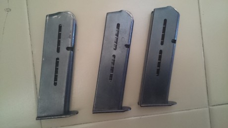 Vendo tres cargadores star bkm. 35 euros los tres mas envio
Juego de cachas negras nuevas originales, 01