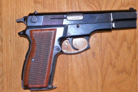 Pongo a la venta, para hacer un hueco, mi  Luger (FEG) M-90 , calibre 9 mm, en muy buen estado de pavón 01