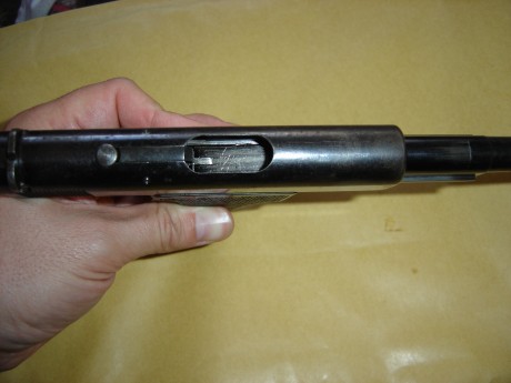 Hola amigos foreros, he adquirido esta joya, es una Pistola Webley & Scott. Las fotos añadidas son 02
