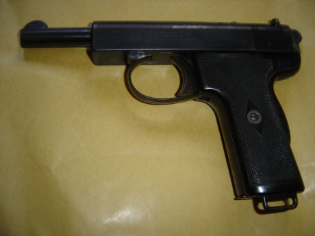 Hola amigos foreros, he adquirido esta joya, es una Pistola Webley & Scott. Las fotos añadidas son 01