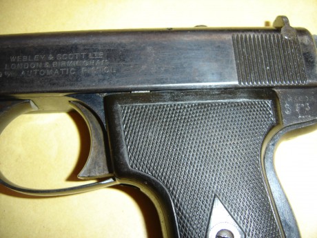 Hola amigos foreros, he adquirido esta joya, es una Pistola Webley & Scott. Las fotos añadidas son 00