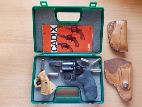  Revolver de doble acción con cilindro de desplazamiento lateral con capacidad para 5 cartuchos y extractor 02