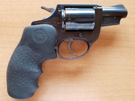  Revolver de doble acción con cilindro de desplazamiento lateral con capacidad para 5 cartuchos y extractor 01