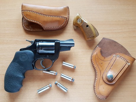  Revolver de doble acción con cilindro de desplazamiento lateral con capacidad para 5 cartuchos y extractor 00