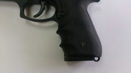 Buenas,

      Vendo cachas HOGUE para Beretta 92, de goma. Estado excelente, ni un rasguño.

Vendidas!!! 01