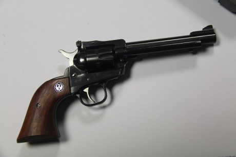  ESTA MARAVILLA: RUGER SINGLE -SIX, COMO NUEVO NI 100 TIROS DEL 22LR, SIN ESTRENAR CON 22 MAGNUN, TAMBOR 01
