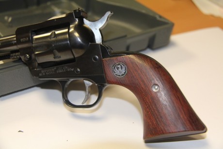  ESTA MARAVILLA: RUGER SINGLE -SIX, COMO NUEVO NI 100 TIROS DEL 22LR, SIN ESTRENAR CON 22 MAGNUN, TAMBOR 00