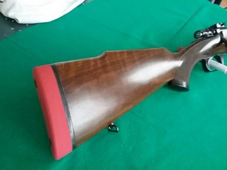    Buenas tardes

Pongo a la venta esta belleza de rifle, se trata de un Santa Bárbara De Luxe en calibre 12